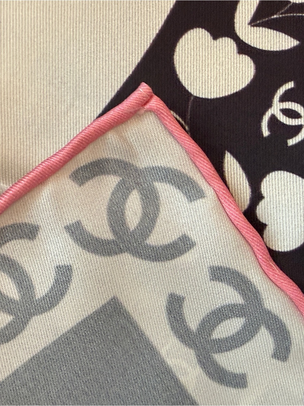 100% Silk 90cm Black & White Interlocking CC Silk Scarf - Picture 5 of 9